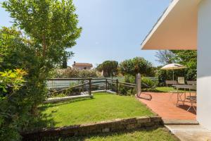 ogród ze stołem i parasolem w obiekcie Casa Azzurra - Casa con giardino privato a Costa Rei a due passi dal mare w mieście Costa Rei