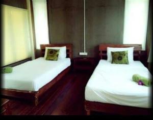 a room with two beds and two windows at Hallo Villa Khanom in Khanom