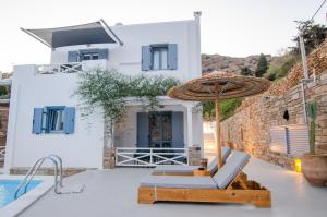 eine Villa mit einem Pool, einem Stuhl und einem Sonnenschirm in der Unterkunft Gianemma Luxury Apartments in Mylopotas