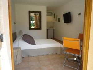 Llit o llits en una habitació de Chambres d'hôtes Villa Alizé