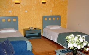 En eller flere senge i et værelse på Hotel Koukouli
