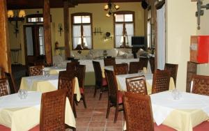 Hotel Koukouli في Souflíon: غرفة طعام مع طاولات وكراسي مع قماش الطاولة البيضاء