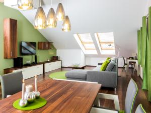 Bayerwald Domizil في فرايونغ: غرفة معيشة مع طاولة وأريكة