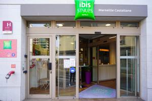 uma entrada para um edifício com uma placa em ibis Styles Marseille Centre Prado Castellane em Marselha