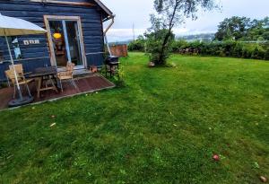 una casa con patio con mesa y sillas en Hillside country house - Long stays en Vilna