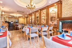 A television and/or entertainment centre at Best Western Empire Palace Hotel & Spa