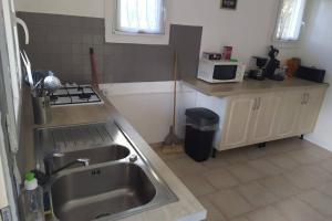 Nhà bếp/bếp nhỏ tại logement climatisé avec spa au milieu des oliviers