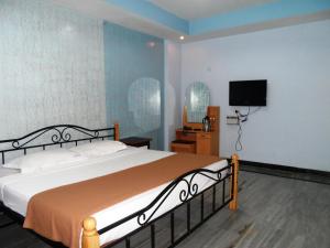 Tempat tidur dalam kamar di Hotel Bhimas Paradise