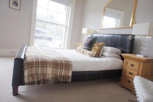 A bed or beds in a room at Windsor Street Apartment