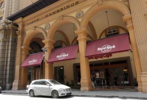 Mabelle Firenze Residenza Gambrinus في فلورنسا: سيارة بيضاء متوقفة أمام مبنى