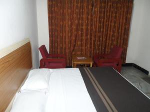 Postel nebo postele na pokoji v ubytování Hotel Bhimas Paradise