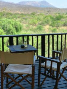 une table et deux chaises sur une terrasse avec vue dans l'établissement Lepêllê Lodge, à Burgersfort