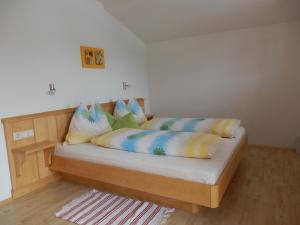 Een bed of bedden in een kamer bij Haus Sonnental