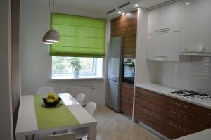 Apartment on Getmana Vigovskogo 49 في روفنو: مطبخ مع طاولة عليها صحن من الفواكه