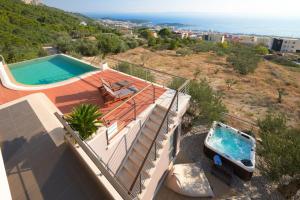 Bazén v ubytovaní Villa View a luxury villa in Makarska, heated private pool, jacuzzi, gym alebo v jeho blízkosti