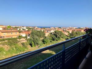 - Balcón con vistas a la ciudad en Els Llorers, en Hospitalet de l'Infant