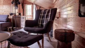 een woonkamer met 2 stoelen en een tafel bij Relais des Mélèzes in Vissoie