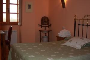- une chambre avec un lit, une table et une fenêtre dans l'établissement El Jardin de la Huerta, à Sahagún