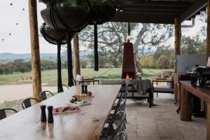 uma mesa com comida e lareira em Mansfield Glamping - ADULTS ONLY em Mansfield