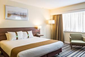 Un pat sau paturi într-o cameră la Holiday Inn Brighton Seafront, an IHG Hotel