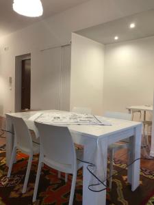 un tavolo bianco e sedie in una stanza di CONCORDIA LUXURY a Agrigento