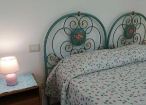 アルゲーロにあるB&B Istentales Algheroのベッドルーム1室(ベッド1台、ランプ付きテーブル付)