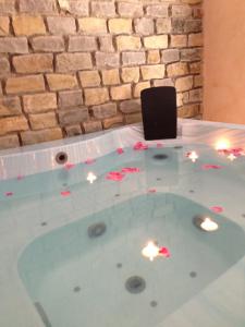 eine Whirlpool-Badewanne mit Kerzen und Lichtern in der Unterkunft Agriturismo Monaco Di Mezzo in Resuttano