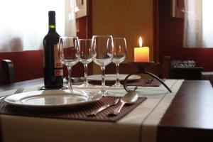 サアグンにあるEl Jardin de la Huertaのワイングラスとキャンドルが置かれたテーブル