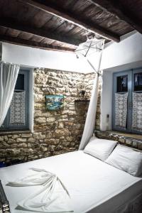 מיטה או מיטות בחדר ב-Petrinο Katochori