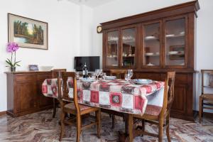een eetkamer met een tafel en stoelen bij Parma A due passi dall'Ospedale Apartment in Parma
