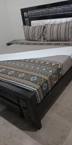 twee bedden met kussens boven elkaar bij Hotel Decent Lodge in Multan