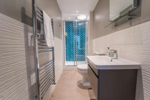 普里茅斯的住宿－1埃利奧特露台公寓，一间带水槽和卫生间的浴室以及窗户。