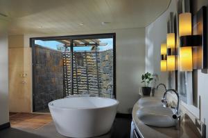 Ванная комната в Trou aux Biches Beachcomber Golf Resort & Spa
