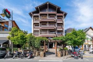 um edifício com motos estacionadas em frente em Aconchegante Apartamento no Centro de Gramado em Gramado