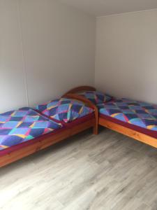 sypialnia z 2 łóżkami pojedynczymi w pokoju w obiekcie Mobile House w Liptowskim Tarnowcu