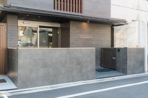 een winkel voor een gebouw met een raam bij Seiei Hotel Kyoto Kawaramachi in Kyoto