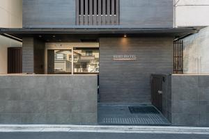 una facciata di un edificio con un cartello sopra di Seiei Hotel Kyoto Kawaramachi a Kyoto