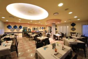 Reštaurácia alebo iné gastronomické zariadenie v ubytovaní Hotel Eden