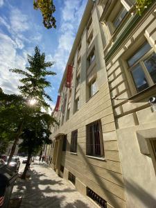 布拉格的住宿－Hotel Marianeum，街道上的一座建筑,旁边是一棵树