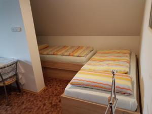 Apartment Příbram في بريبرام: غرفة نوم صغيرة فيها سريرين
