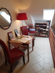 um quarto com uma mesa, uma cadeira e um espelho em Gasthof & Pension Erlengrund em Gersfeld