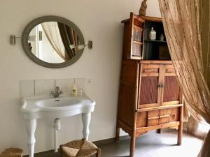 Koupelna v ubytování Côté-Serein suites familiales du Clos
