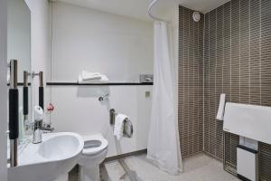 Koupelna v ubytování Holiday Inn Leeds Garforth by IHG