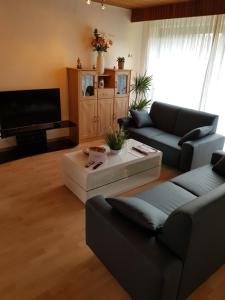 ein Wohnzimmer mit 2 Sofas und einem TV in der Unterkunft Haus Helgoland in Otterndorf bei Cuxhaven in Otterndorf