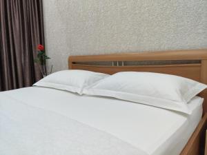 Una cama o camas en una habitación de КВАРТИРА-LUX в центре города, улица Семенова, 37