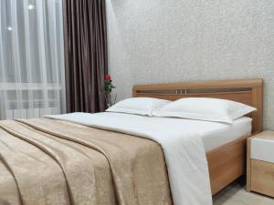 Кровать или кровати в номере КВАРТИРА-LUX в центре города, улица Семенова, 37