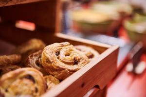 uma caixa de doces em cima de uma mesa em Holiday Inn Leeds Garforth, an IHG Hotel em Garforth