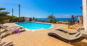 Swimming pool sa o malapit sa Villa Agnanti Exceptional Secluded Tranquil Sunset Beach Villa