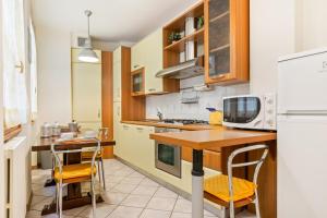 A kitchen or kitchenette at Borgo Pinti Cozy Flat