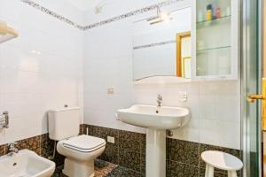 A bathroom at Borgo Pinti Cozy Flat Még 8 kép